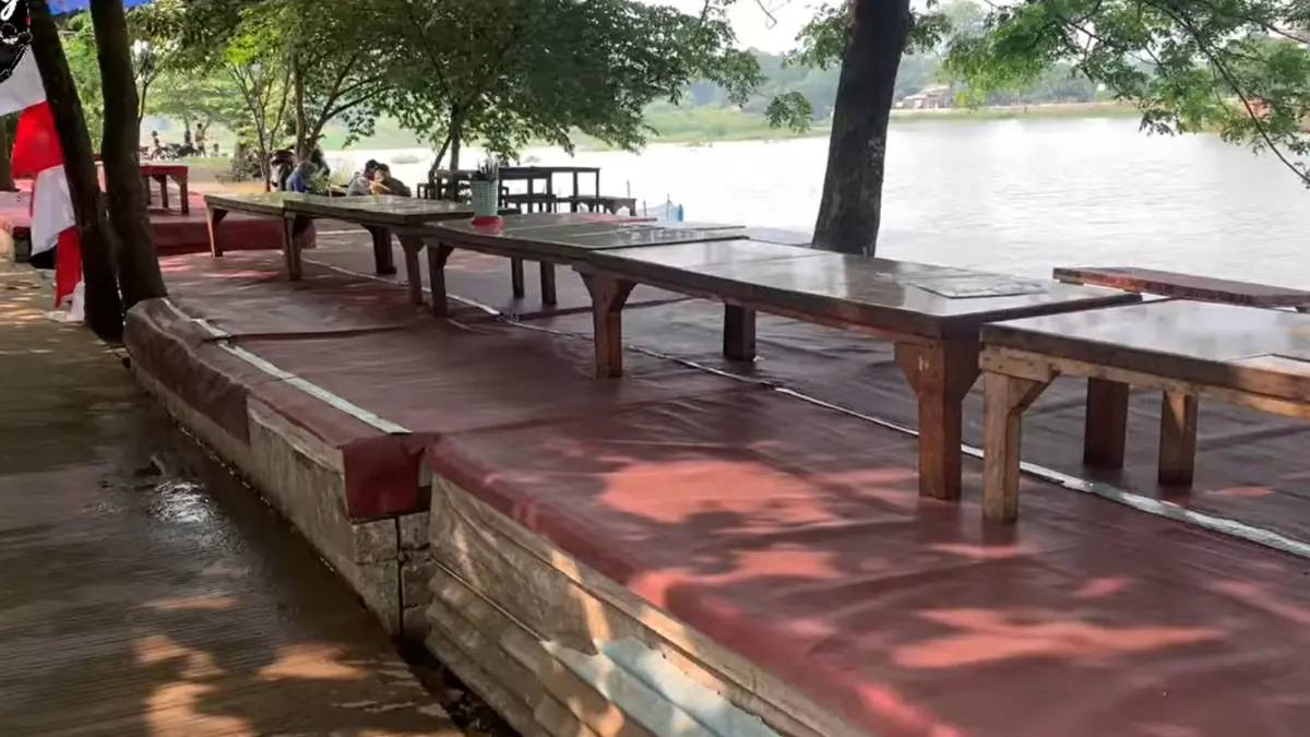Tempat nongkrong santai di Situ Burangkeng Bekasi (YouTube Jarang Jalan)