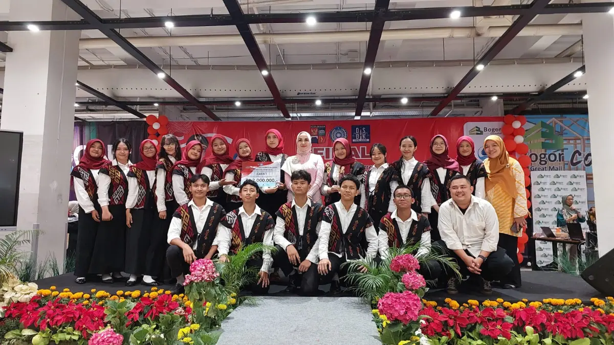 Tim paduan suara SMAN 5 Kota Bogor berfoto bersama Ketua TP PKK Kota Bogor Yantie Rachim, setelah menang di Piala Wali Kota. Foto: Dok SMAN 5 Kota Bogor