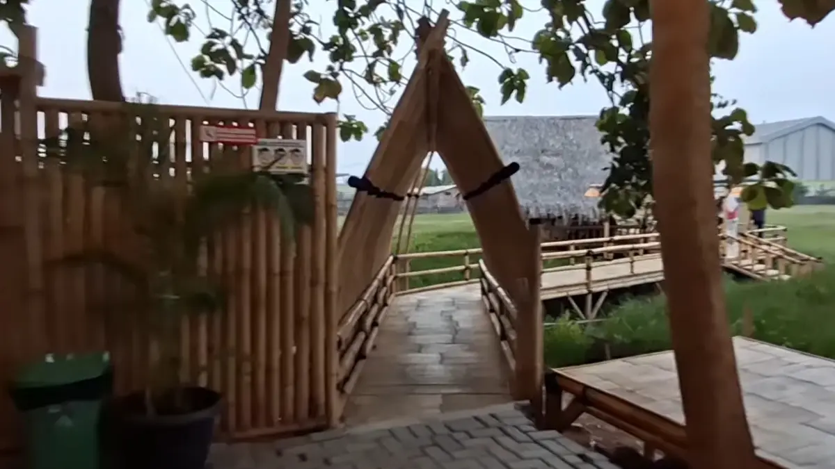 Warung Tuang, tempat makan tengah sawah (YouTube Plesiran asik)