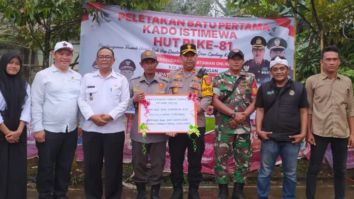 Aep seorang anggota Linmas Desa Cipelang, Cijeruk mendapat bantuan rumah baru melalui program sosial Persaudaraan Wartawan Online (PWO) berkolaborasi dengan Bupati dan Wakil Bupati Bogor. (Dok. PWO)