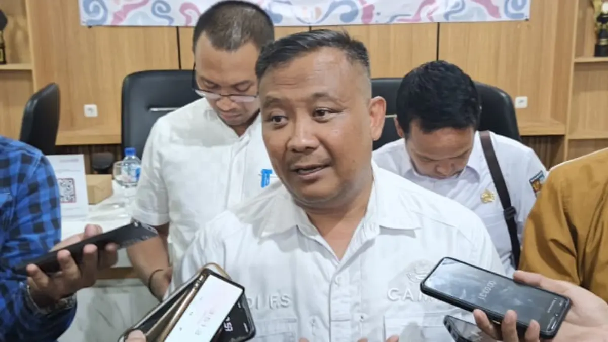 Camat Bogor Barat, Dudi Fitri Susandi saat diwawancarai. (Fikri/Radar Bogor)