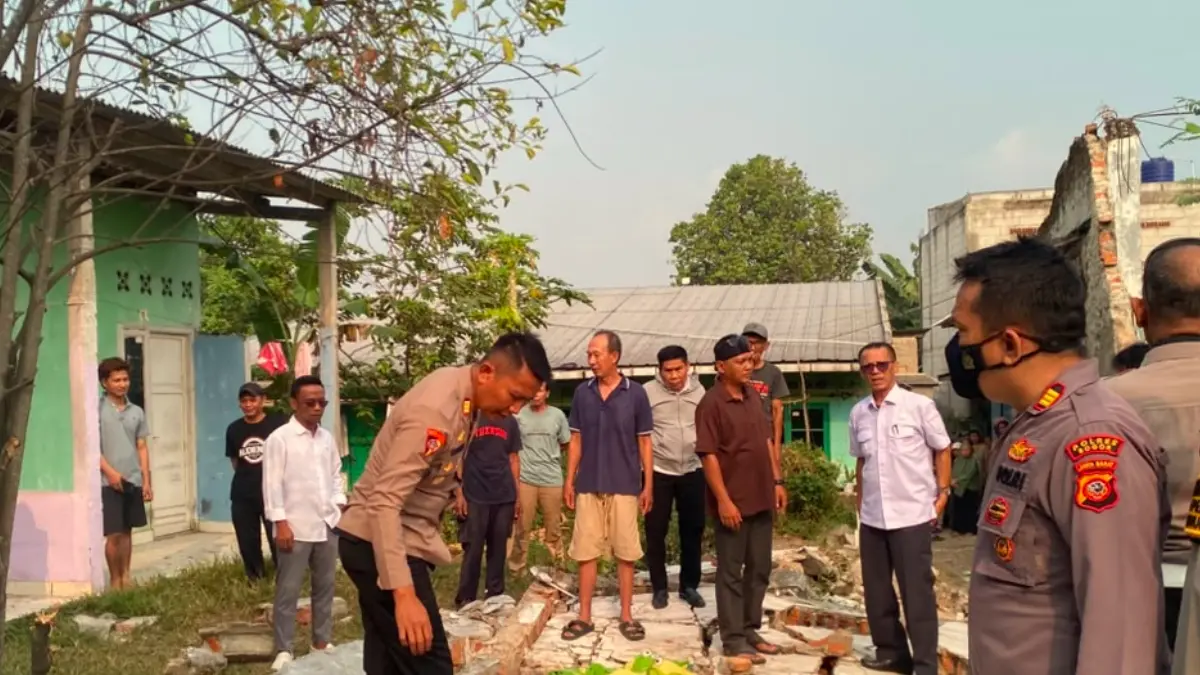Kapolsek Gunungsindur, AKP Ucu Supriyatna bersama Camat Gunungsindur, M. Jamalludin mengecek lokasi kejadian, Rabu 19 Agutus 2026. (Nasir/ Radar Bogor)