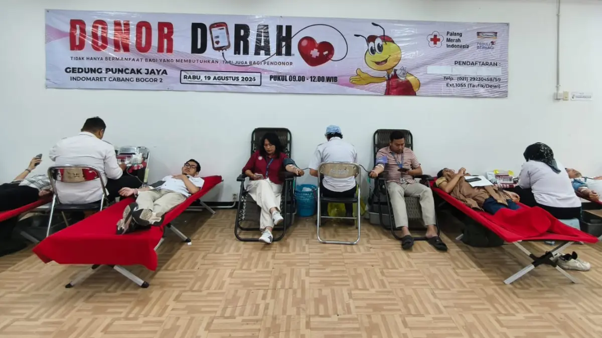 Karyawan dan karyawati Indomaret Group mengikuti kegiatan donor darah di kantor Indomaret cabang Bogor 2 Rabu, 19 Agustus 2026. (Dok. Indomaret)
