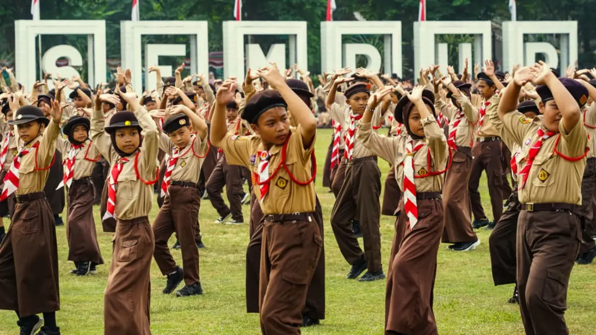 Kwarran Gerakan Pramuka Bogor Barat menampilkan medley tarian tradisional yang dikombinasikan dengan senam Serbukatif di Lapangan Sempur, Selasa (18/8/2026). (Diskominfo)
