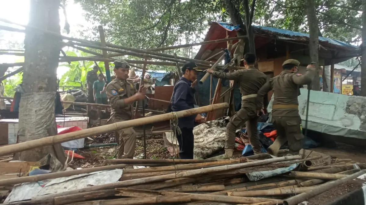 Proses pembongkaran lapak PKL di Jalan Raya Cifor Bogor. Foto: Camat for Radar Bogor