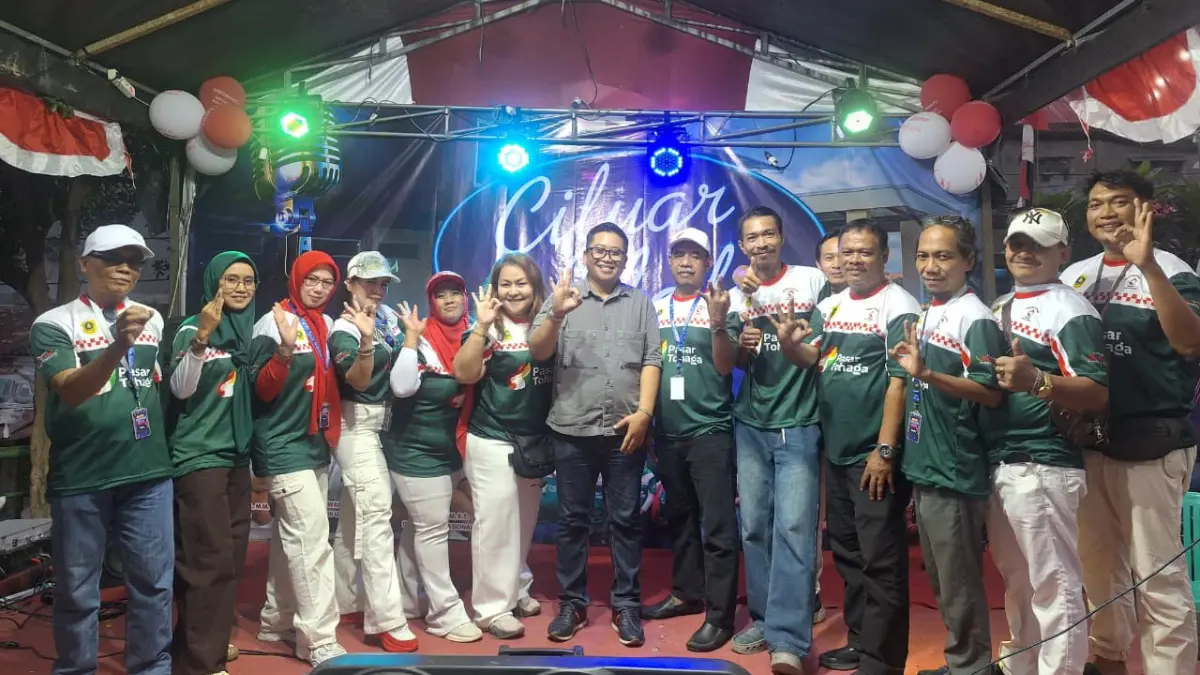 Ratusan warga saat memadati Pasar Ciluar Bogor untuk menyaksikan langsung Grand Final Ciluar Idol. Foto: Billy/Radar Bogor.