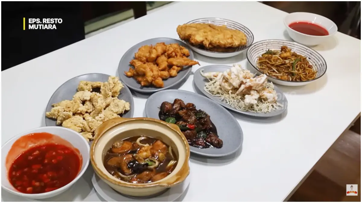 Tampilan aneka ragam makanan dari Mutiara Resto ala chiness food. (Foto: Youtube @kokokuliner)