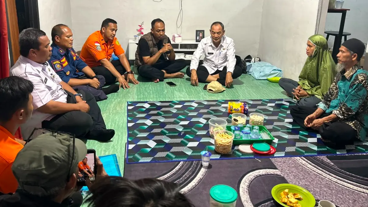 Tim SAR Gabungan bersama Dinas Arsip dan Perpustakaan (Diarpus) Kota Bogor Taufik saat menyambangi keluarga Bayu, ASN yang dikabarkan hilang di Sungai Cisadane. (Fauzan/Radar Bogor)