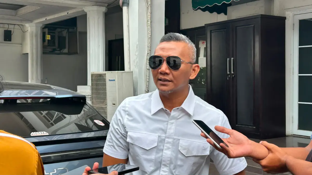 Wakil Wali Kota Bogor Jenal Mutaqin diwawancara soal flayer pencarian ASN yang beredar di media sosial. Foto: Fauzan/Radar Bogor