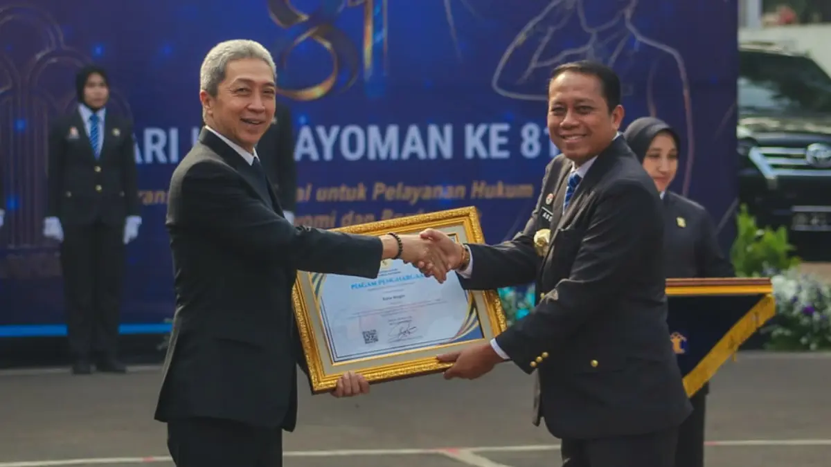 Wali Kota Bogor, Dedie A. Rachim (kiri) saat menerima penghargaan.  (Diskominfo)