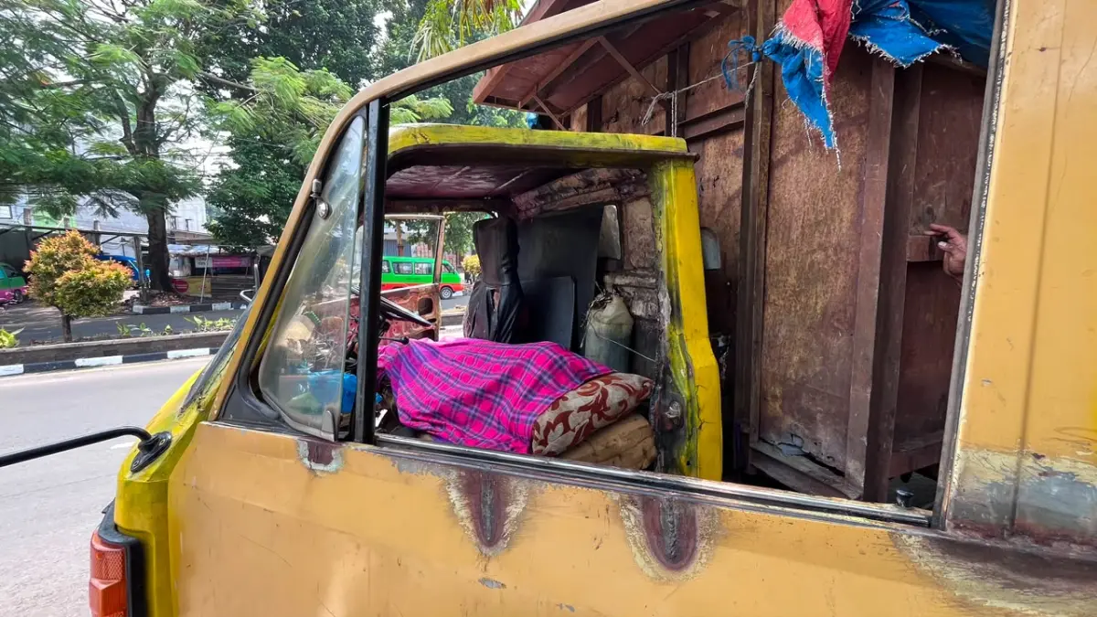 Jasad sopir truk yang berada dibalik kemudi truk sampah. (Foto : Fauzan/Radar Bogor)
