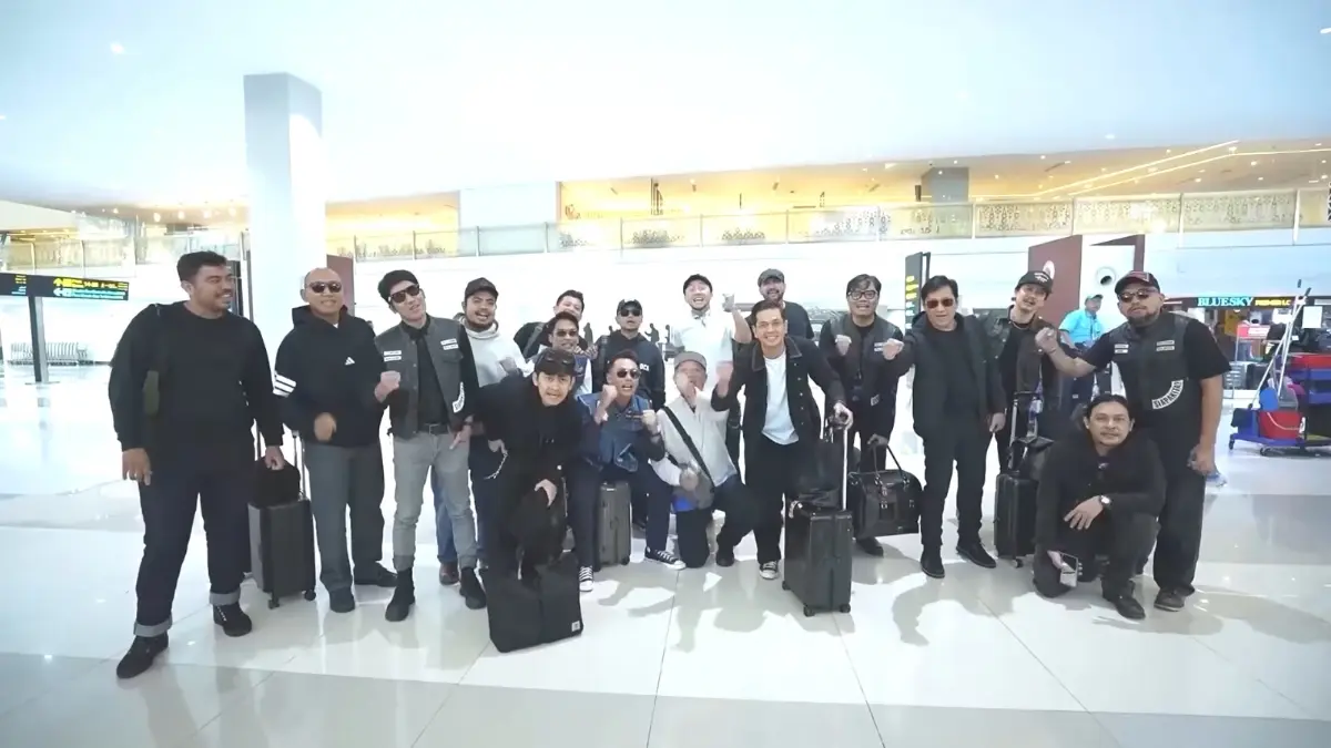 Foto bersama The Prediksi dengan anggota baru yang mau berlibur ke Dieng. Foto: YouTube Prediksi Official.