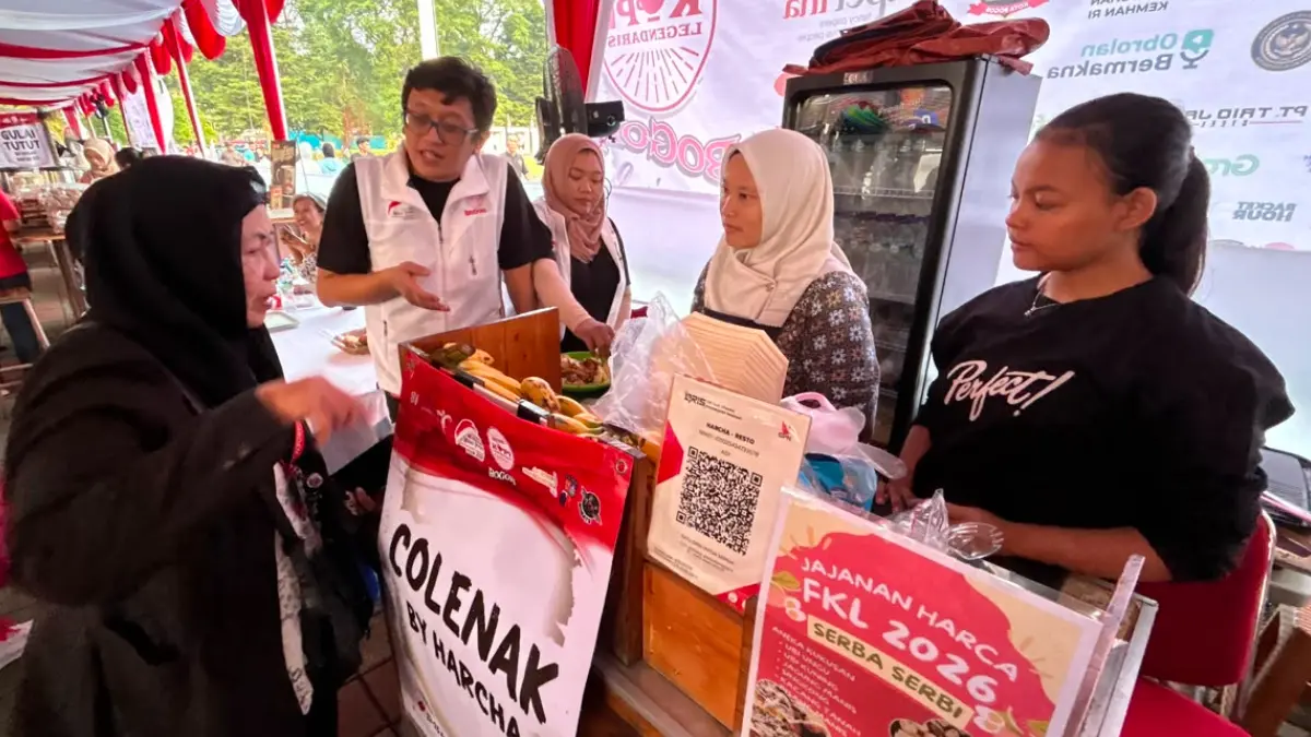 Hana tengah menjajakan Colenak di event Festival Kopi Legendaris di Kota Bogor. (Fauzan/Radar Bogor)