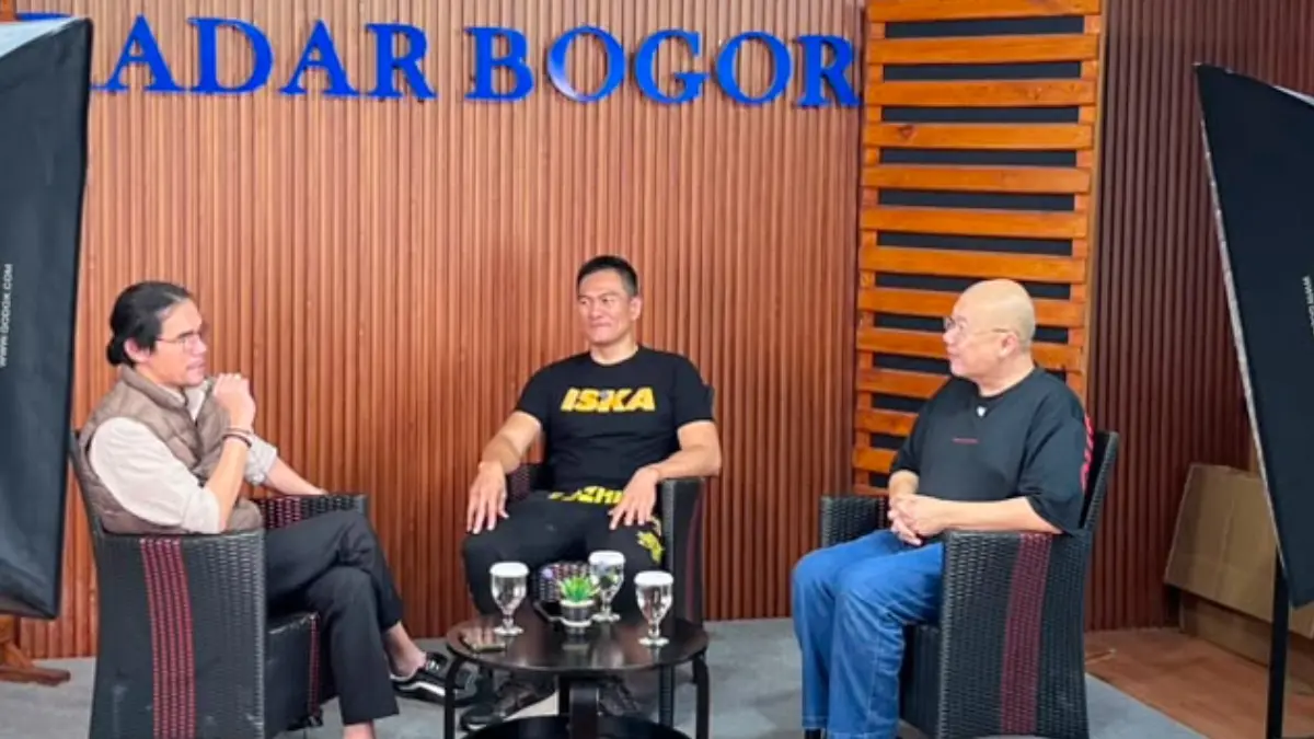Harlan Bengardi (kanan) dan Mustadi (tengah) saat hadir di Podcast Radar Bogor. (Dzikri/Radar Bogor)