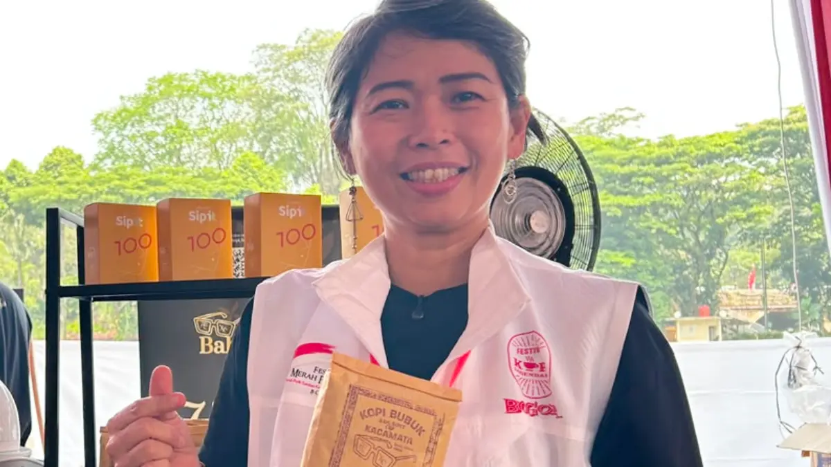 Nancy generasi ketiga Kopi Bah Sipit, kopi legendaris asal Bogor. (Fauzan/Radar Bogor)