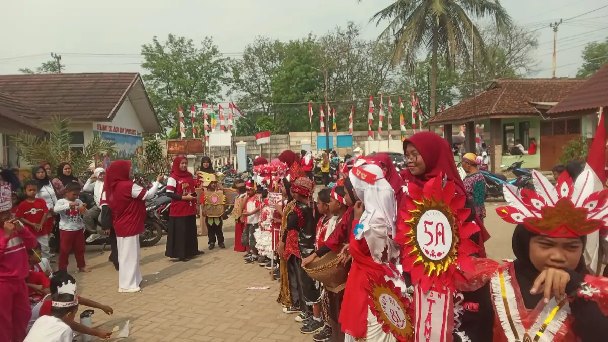 Para siswa SDN Tamansari 02, Kecamatan Rumpin, Bogor mengenakan pakaian serba merah putih, Jumat 21 Agustus 2026.  (Nasir/ Radar Bogor)