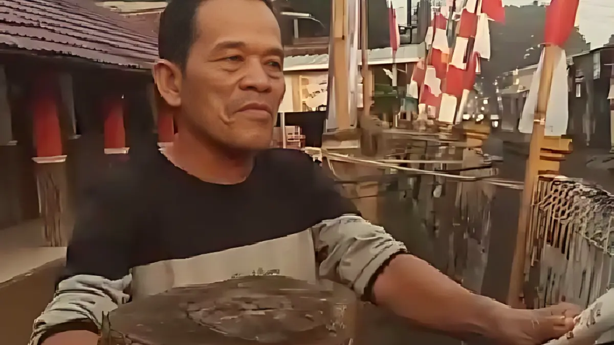 Penjaga SDN Padurenan Bogor memperlihatkan pagar yang diikat.  (Nasir/ Radar Bogor)