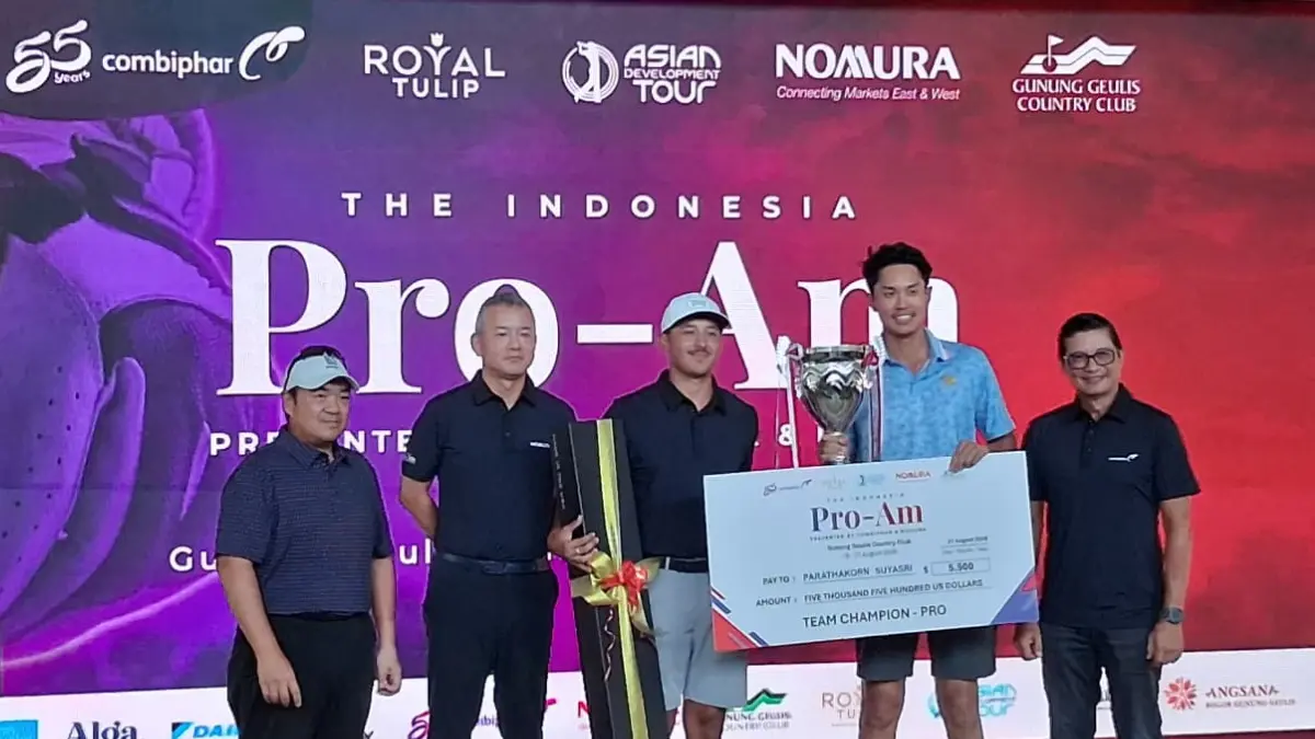 Penyerahan trofi kepada pemenang di Gunung Geulis Country Club, Kecamatan Sukaraja, Kabupaten Bogor, Jumat, 21 Agustus 2026. (Muhammad Ali/Radar Bogor)