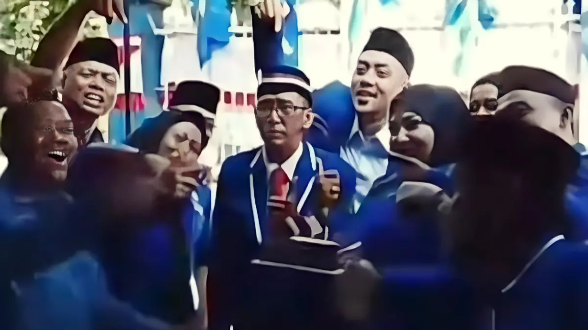 Anggota DPRD Kabupaten Bogor, Safrudin Bima (tengah) mendapatkan kejutan ulang tahun.