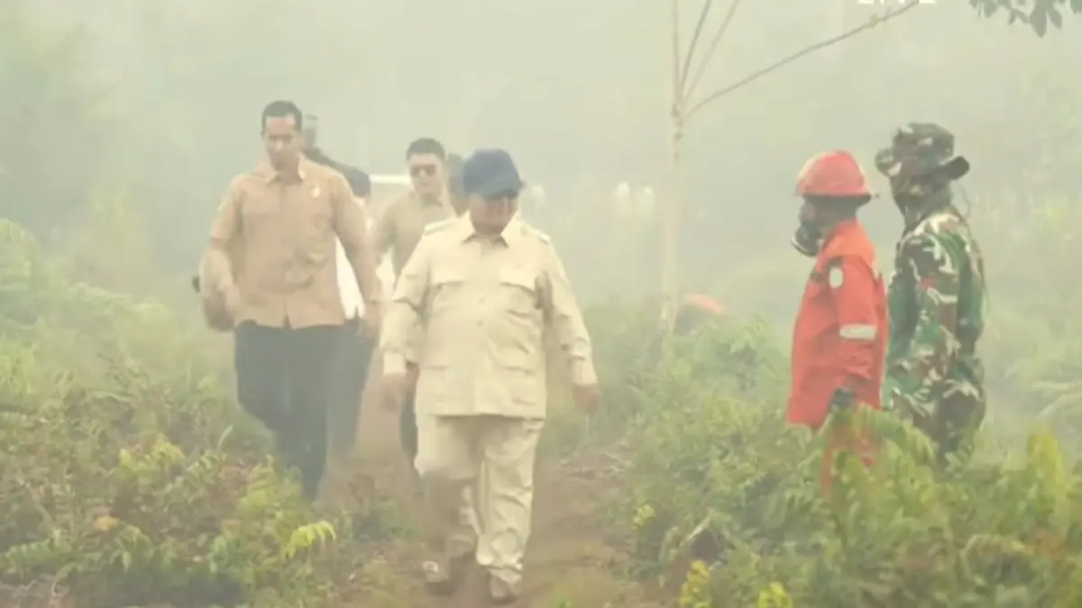 ASAP TEBAL : Presiden Prabowo Subianto mengecek karhutla di Kecamatan Sungai Raya, Kabupaten Kubu Raya, Kalimantan Barat, Sabtu (22/8/2026). (Setpres)
