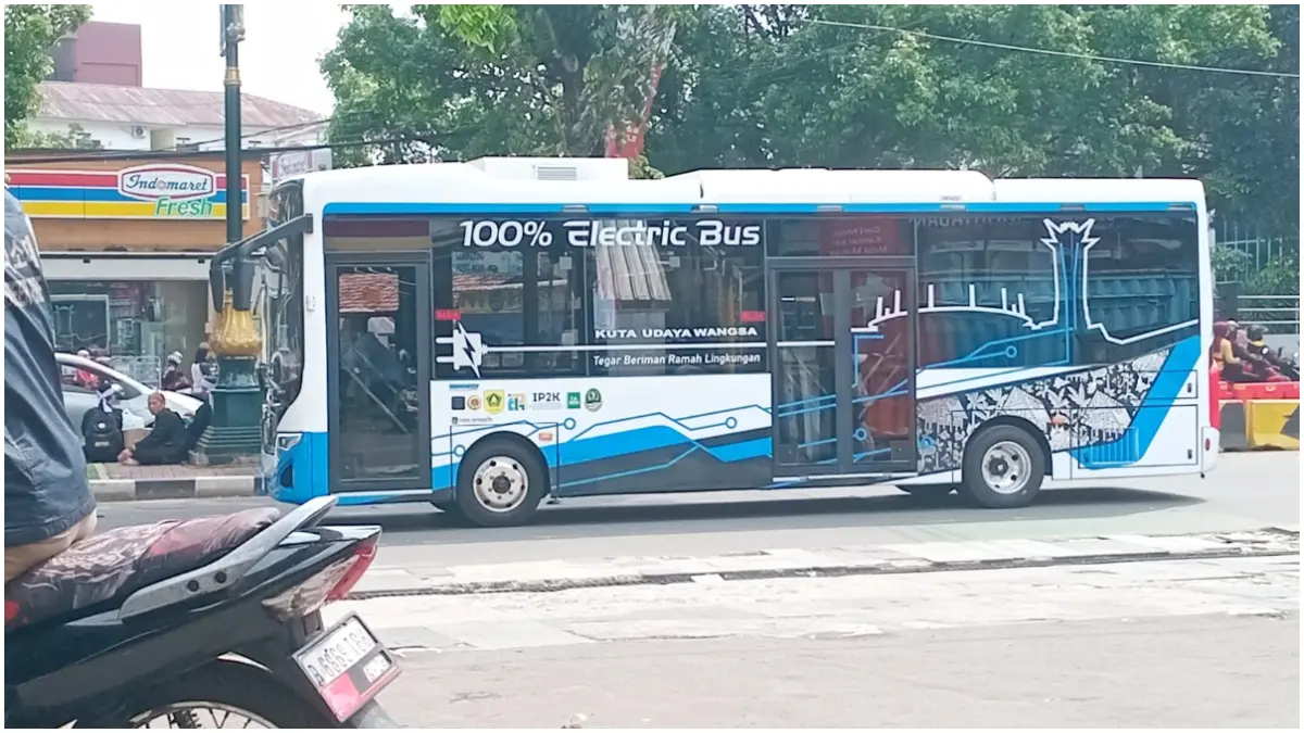 Bus listrik Pemkab Bogor saat beroperasi. (Foto : Hendi Novian/Radar Bogor)