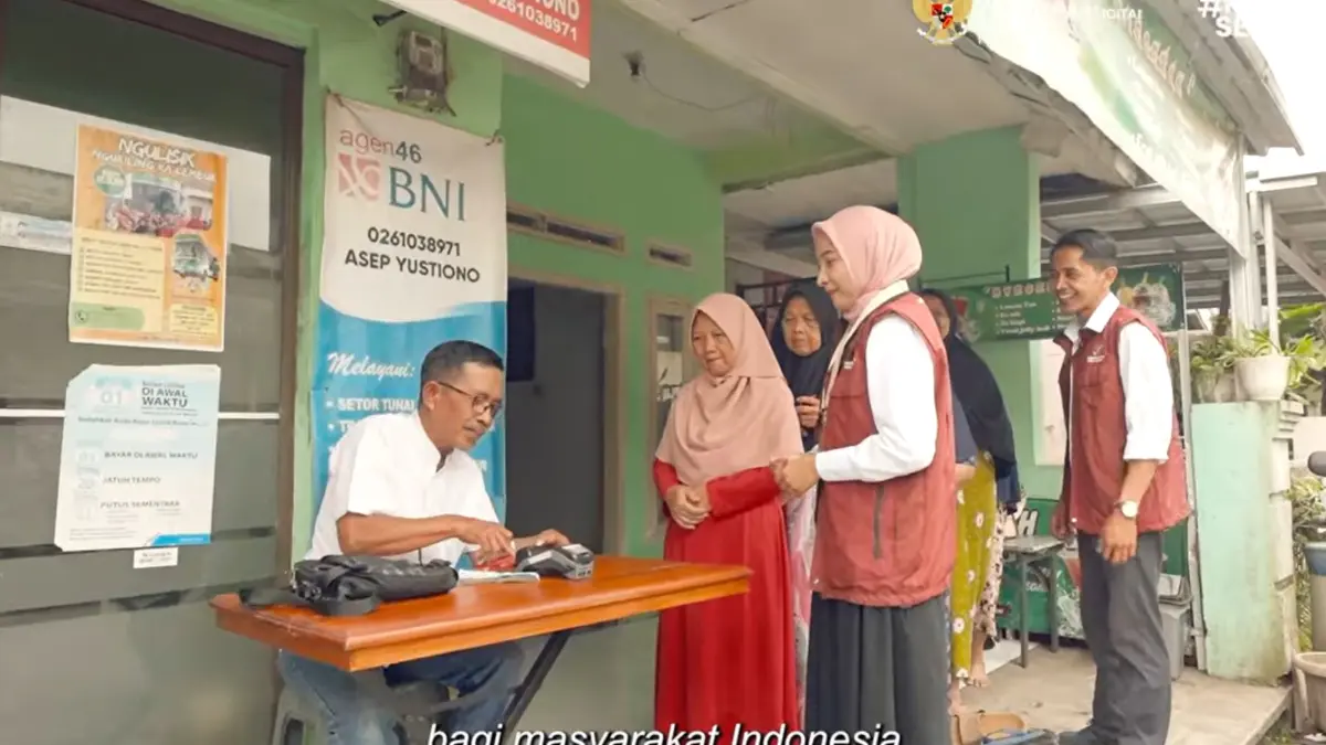Ilustrasi KPM cairkan bansos dibantu oleh Pendamping Sosial (YouTube Kemensos RI)