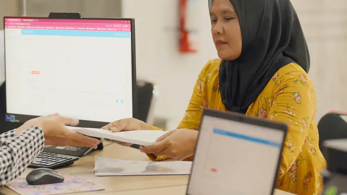 Ilustrasi KPM mengecek status bansos di kantor langsung (YouTube Kemensos RI)