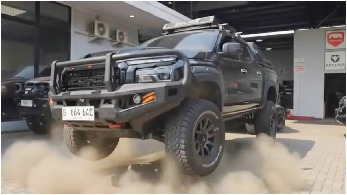 Mitsubishi Triton Ultimate Blacky berubah total! Diperkuat KC Lights dan tampilan overland, siap menjelajah Nusantara. (Foto : YouTube @BuleMerakyat)