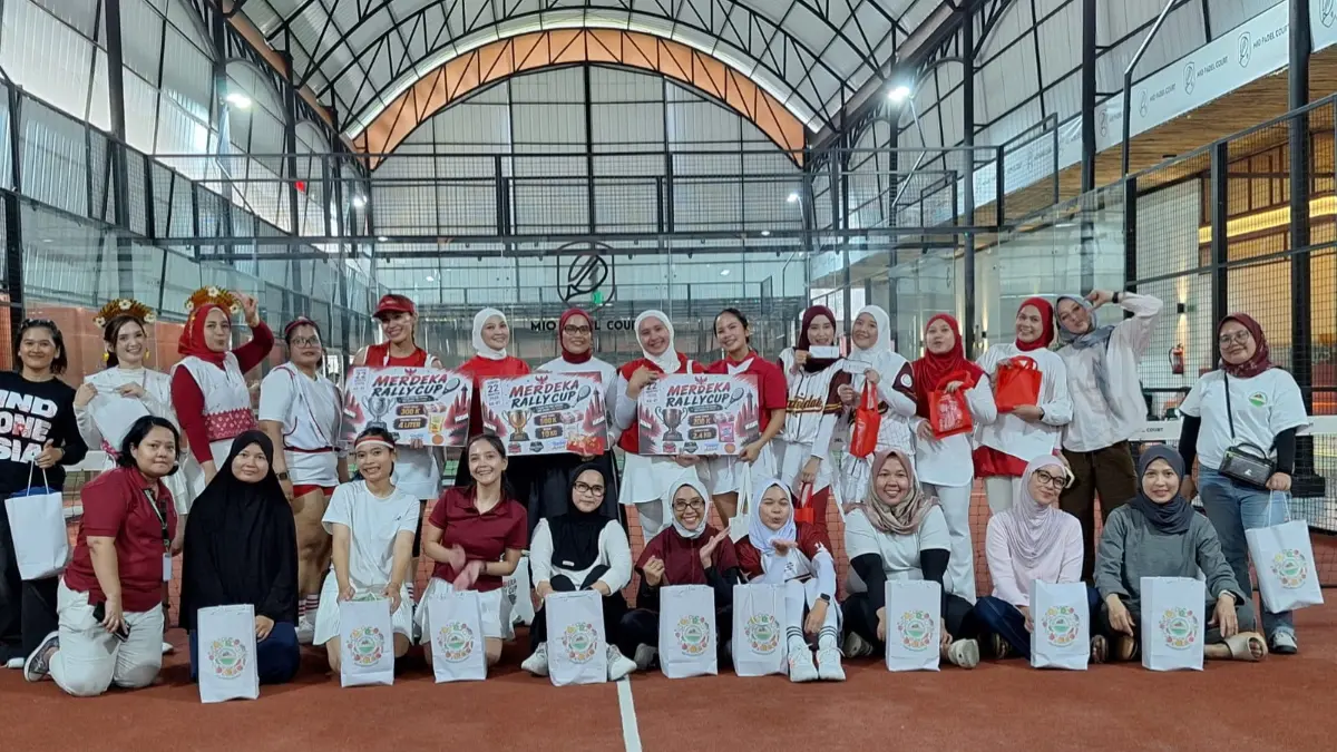 Peserta Merdeka Rally Cup 2026 berfoto bersama usai mengikuti turnamen kolaborasi empat klub padel di Mio Padel Court, Sukaraja, Kabupaten Bogor, Sabtu, 22 Agustus 2026. (Dede Supriadi/Radar Bogor)