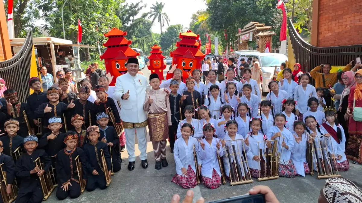 Tim Angklung SDN Cibatok 03 bersama Bupati Bogor Rudy Susmanto. (Dok. Diskominfo Kabupaten Bogor)