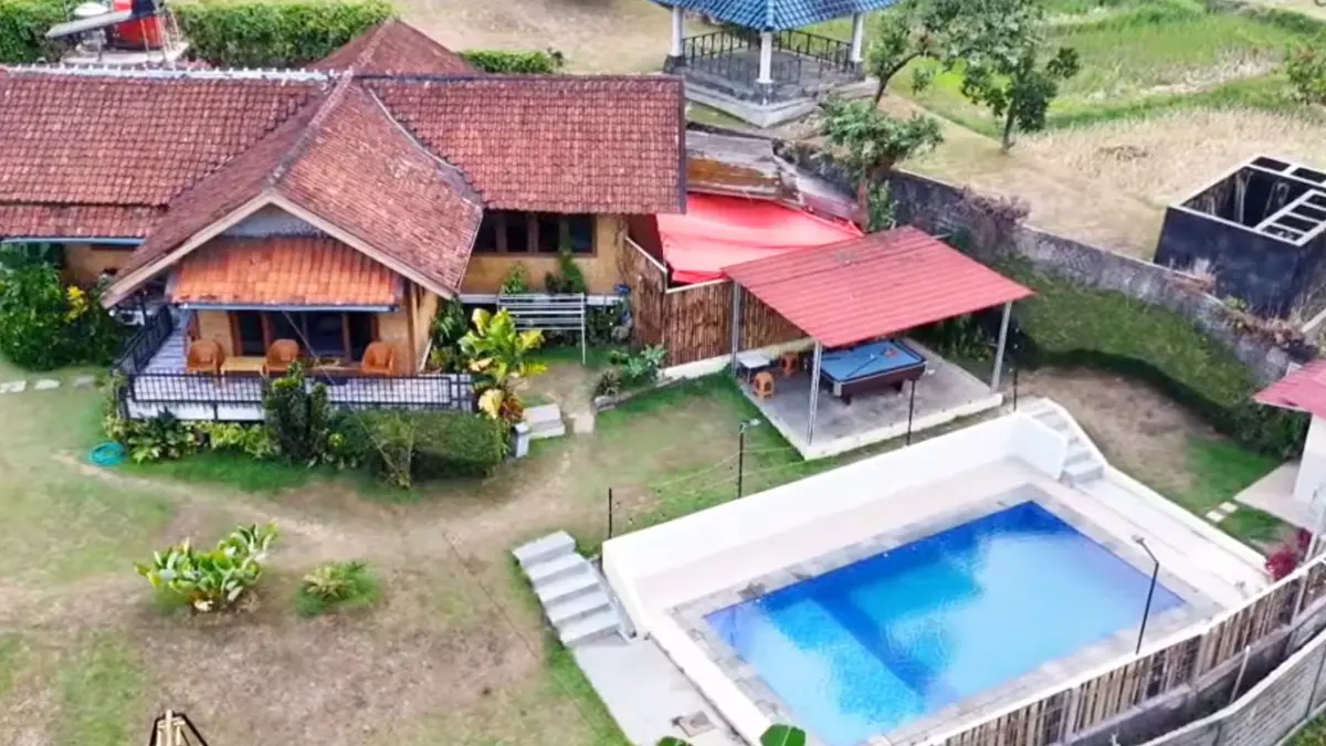 Villa Kayu Kareo Puncak Bogor (YouTube Ayo Going Channel)