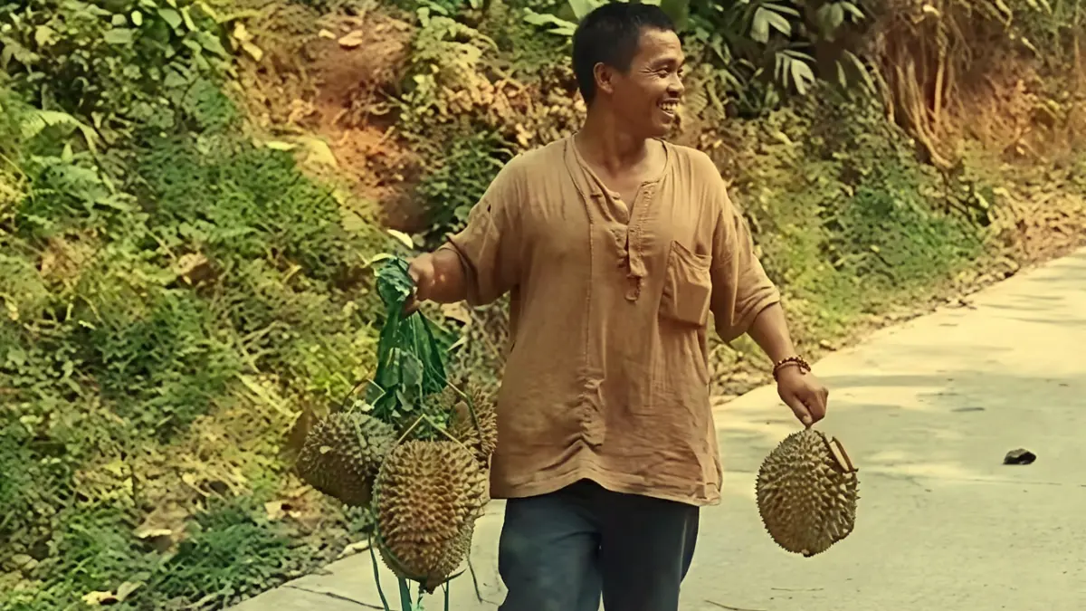 Warga Kampung Palias, Desa Rabak, Kecamatan Rumpin, Kabupaten Bogor menjual durian, Sabtu 22 Agustus 2026.. (Nasir/ Radar Bogor)