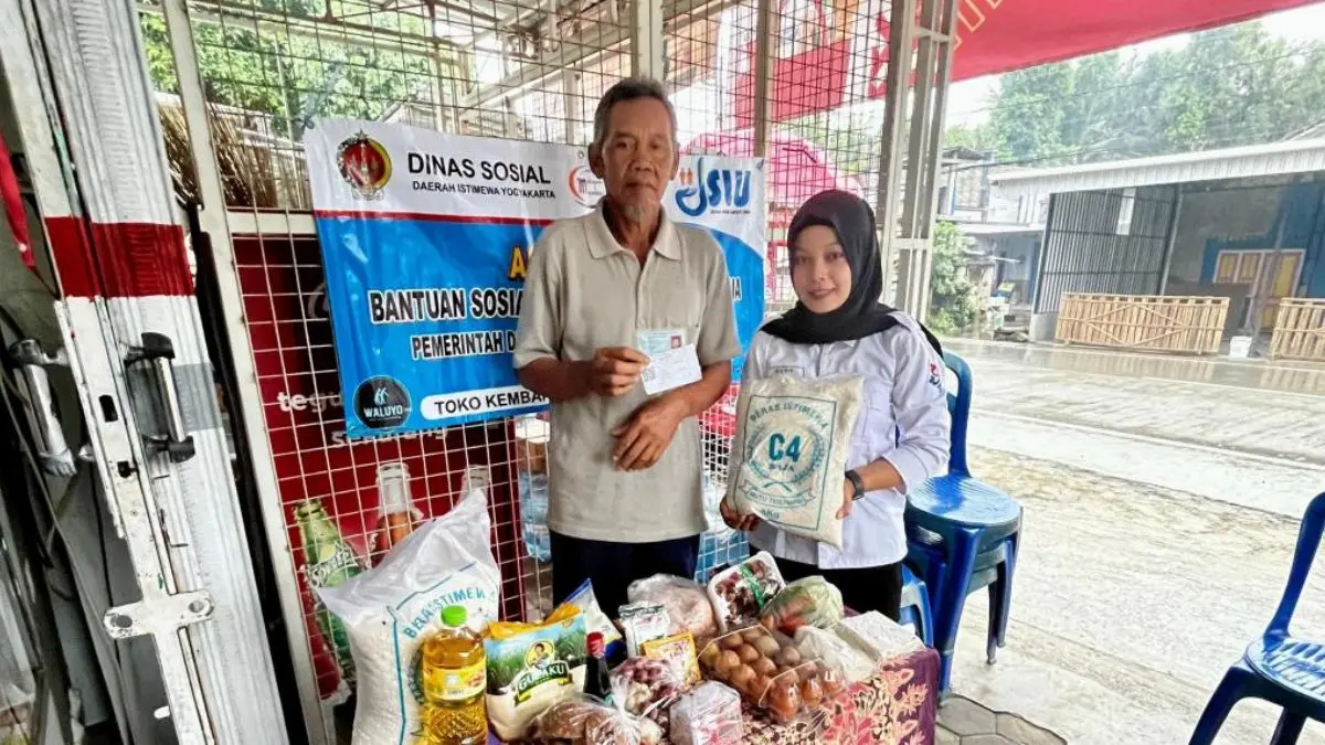 Ilustrasi penyaluran bansos kepada KPM. (poncosari.bantulkab.go.id)