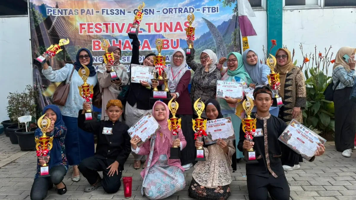 JUARA UMUM: Guru pendamping beserta para siswa menunjukkan piala yang berhasil ditorehkan sebagai juara umum FTBI Tingkat Kecamatan Tanah Sareal. Foto: SDN Cimanggu Kota Bogor for Radar Bogor