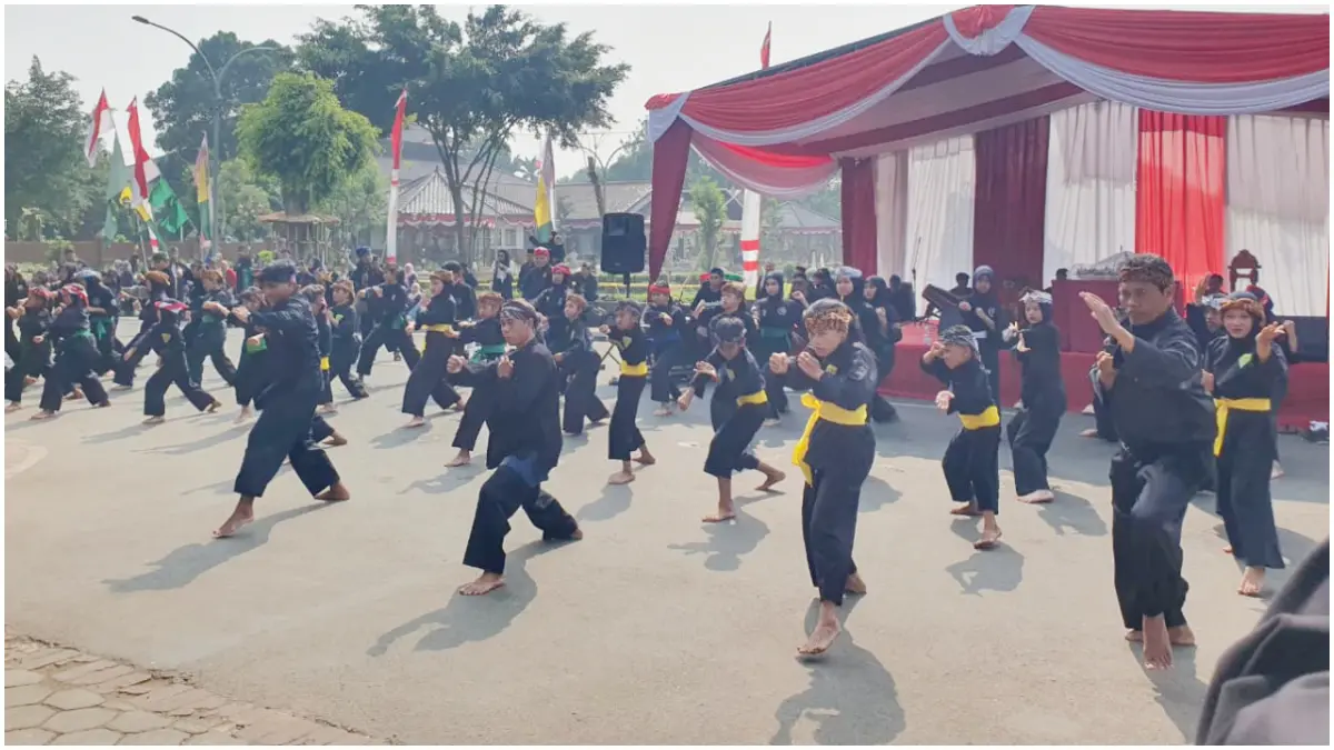 Penampilan para pesilat di Alun-Alun Kabupaten Bogor pada Milangkala ke-69 PPSI. (Foto : Billy/Radar Bogor)