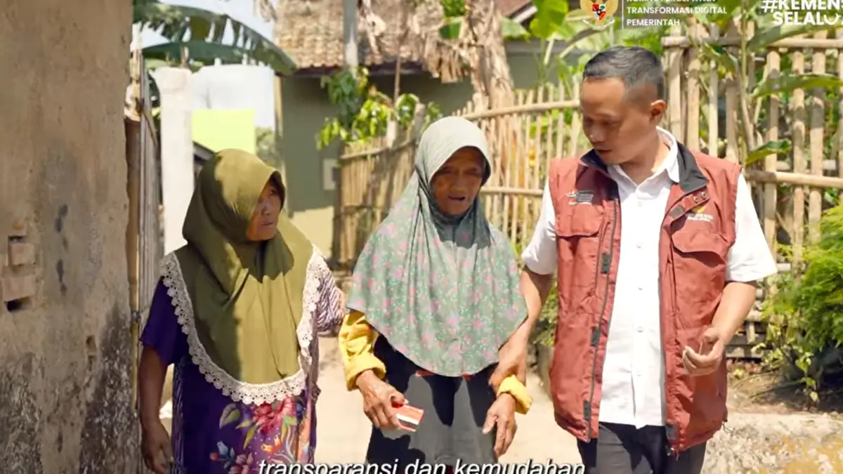 Pendamping sosial PKH antar KPM untuk cairkan bansos (YouTube Kemensos RI)