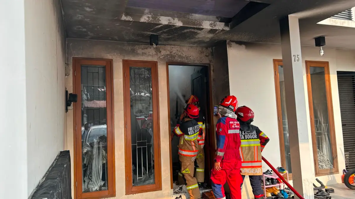 Personel Damkar Kota Bogor saat melakukan pemadaman di Indraprasta. Foto: Fauzan/Radar Bogor.