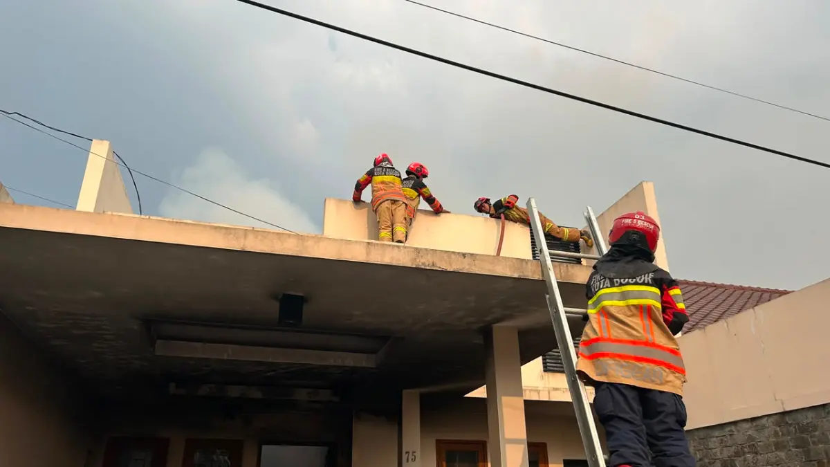 Tim damkar memadamkan kebakaran rumah di Indraprasta Bogor. Foto: Fauzan/Radar Bogor