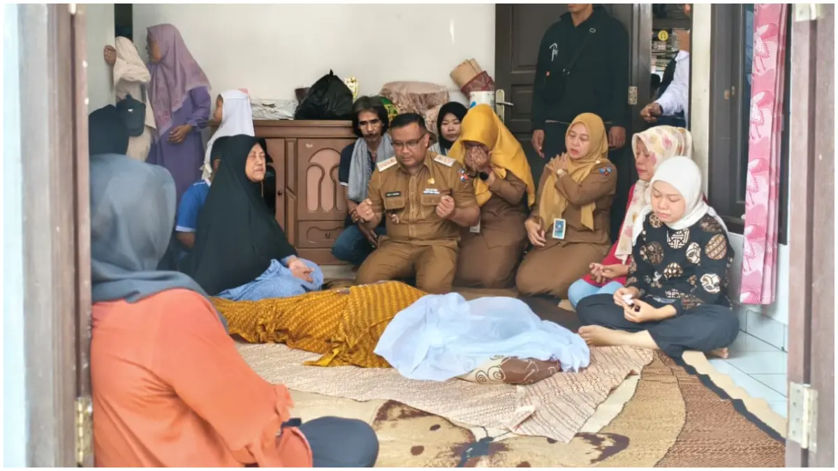 Camat Bogor Barat Dudi Fitri Susandi sata bertakziah ke rumah duka nenek yang meninggal saat antre beras. (Foto : Camat for Radar Bogor)