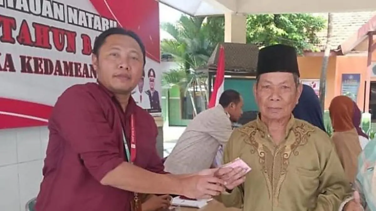 Ilustrasi KPM mencairkan dana bansos (Instagram @pkhkabgresik)
