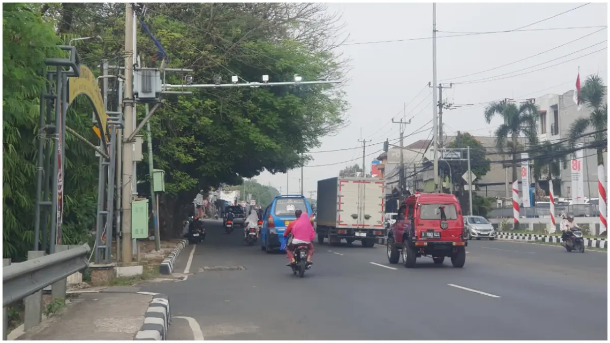 Kamera Etle mulai dipasang Satlantas Polres Bogor di Jalan Raya Jakarta-Bogor. (Foto : Billy/Radar Bogor)