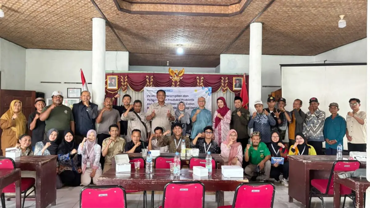 Pelatihan Keterampilan dan Pengetahuan Produksi Probiotik dan Inokulan Silase untuk Calon Pengelola Pusat Mikrobiologi Desa digelar di Balai desa Sokawangi, Kecamatan Taman, Pemalang. (Dok. Kemenristekdikti)