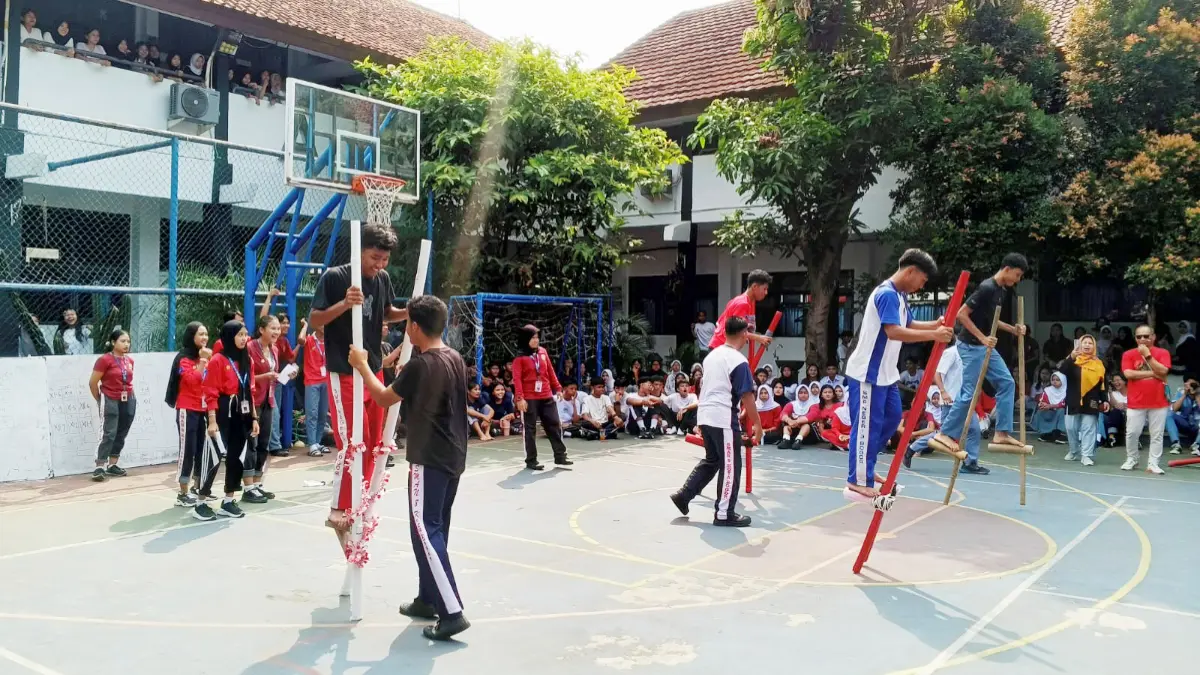 Permainan tradisional digunakan siswa SMAN 8 Kota Bogor saat perlombaan. (Fikri/Radar Bogor)