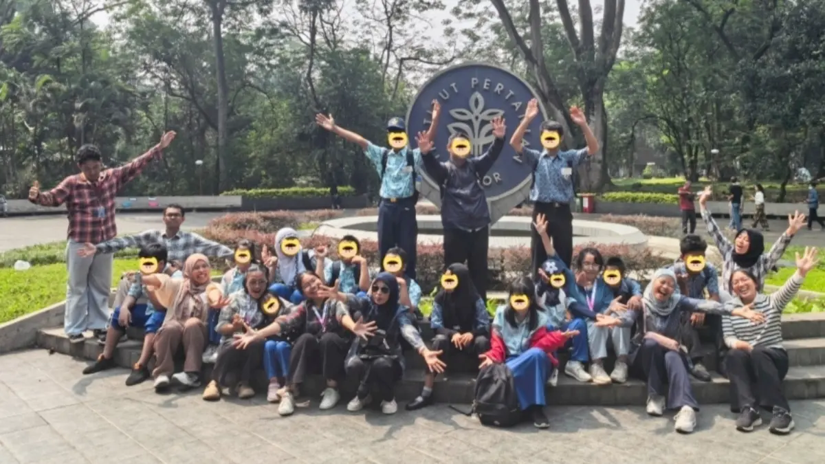Tim PKM-PM IPB University menghadirkan SoraHita, program penguatan komunikasi fungsional melalui Picture Exchange Communication System berbasis Applied Behavior Analysis guna meningkatkan keterampilan sosial tunagrahita SLB BC Mekarsari 2 Bogor. (Dok. PKM PM IPB)