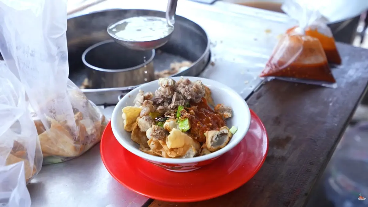 Batagor kuah tetelan Rp15 ribuan di BSD. Foto: tangkapan layar YouTube: Anak Kuliner