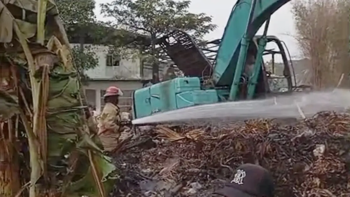 Petugas Pemadam Kebakaran (Damkar) Sektor Sentul City Bogor saat memadamkan api. (Dok. Sentul City)