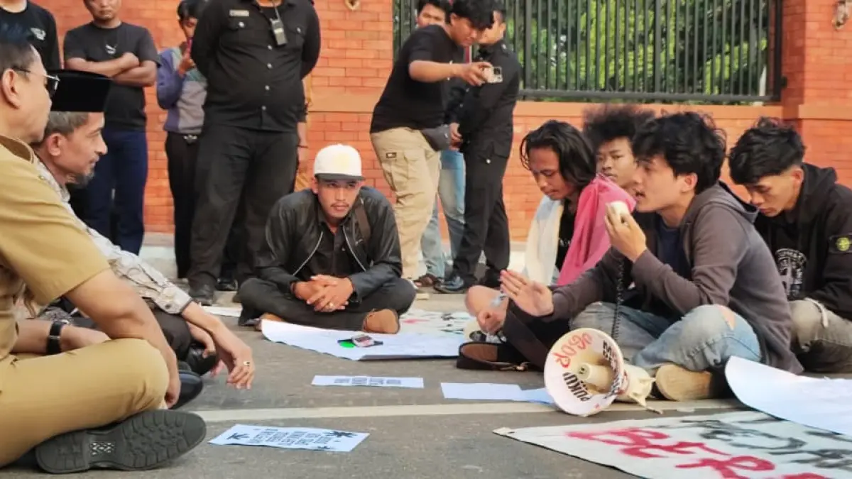 Sejumlah masa aksi Gema Tani saat diterima oleh anggota DPRD dalam aksi demonstrasi di Komplek Pemkab Bogor. (Foto : Billy/Radar Bogor)