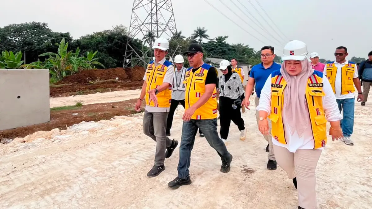 Wali Kota Bogor Dedie A Rachim saat meninjau proyek Jalan R3. (Dzikry/Radar Bogor)