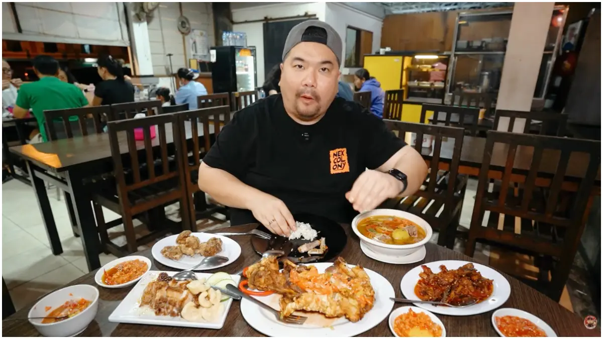 Youtuber Nex Carlos saat menyantam hidangan chinese food di Manado. (Foto : YouTube Nex Carlos)