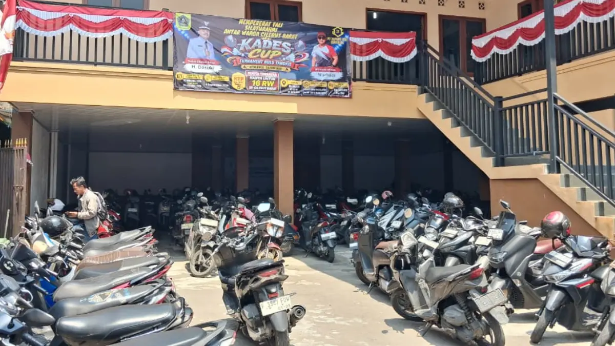 Halaman Kantor Desa Cilebut Barat, Kecamatan Sukaraja Kabupaten Bogor dijadikan lahan parkir. (Muhammad Ali/Radar Bogor)